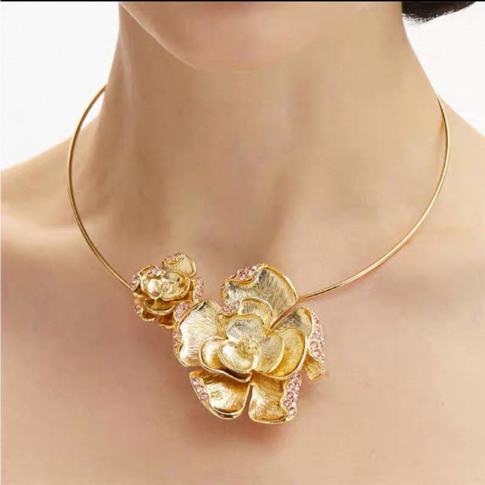 Oscar de la Renta
Gold-Plated & Strass Crystal Flower Pendant Necklace